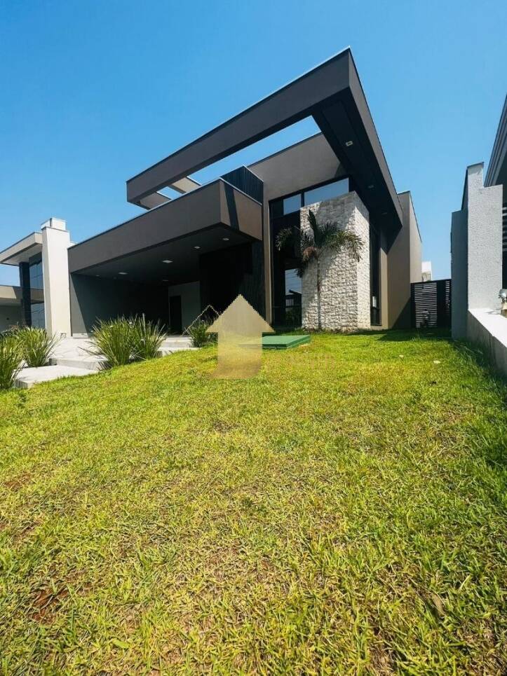 Casa à venda com 3 quartos, 241m² - Foto 1