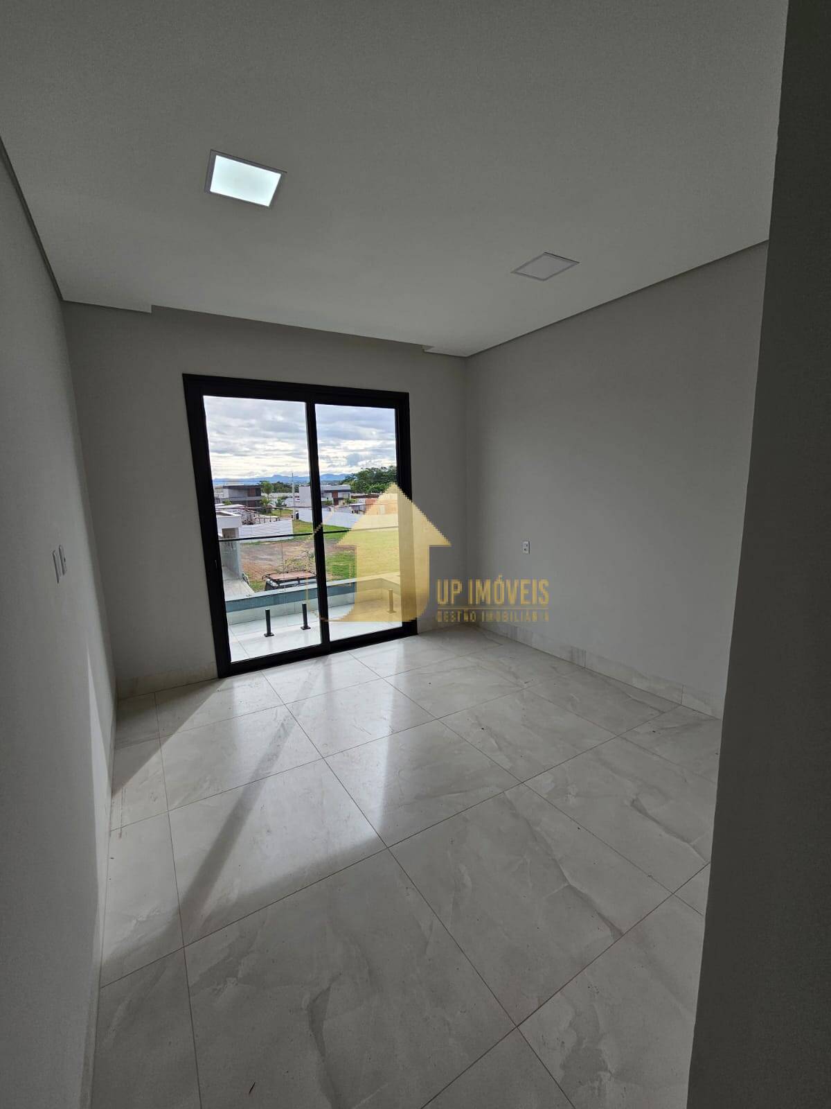 Casa de Condomínio à venda com 4 quartos, 231m² - Foto 5