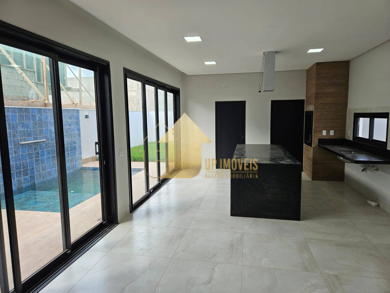 Casa de Condomínio à venda com 4 quartos, 231m² - Foto 1