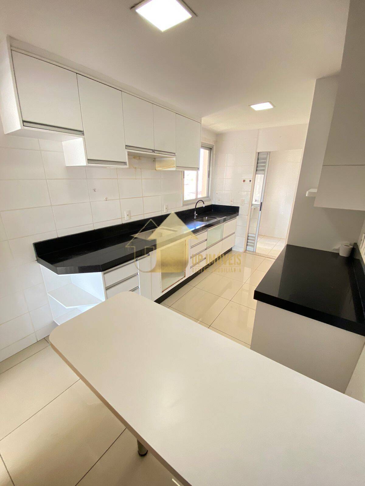 Apartamento à venda com 3 quartos, 134m² - Foto 2