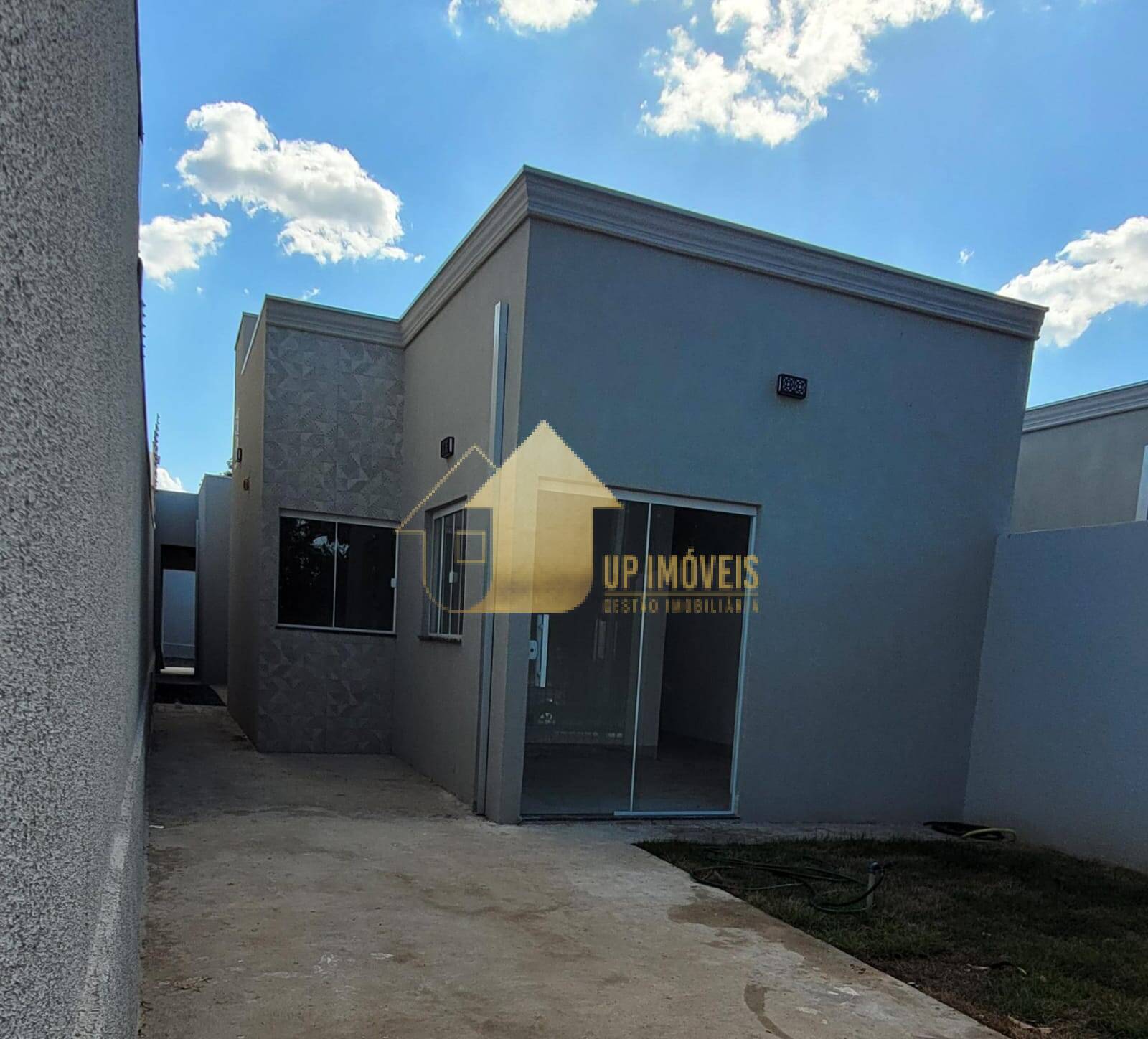 Casa à venda com 3 quartos, 100m² - Foto 1