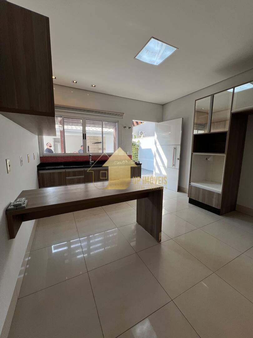 Casa de Condomínio para alugar com 4 quartos, 250m² - Foto 4